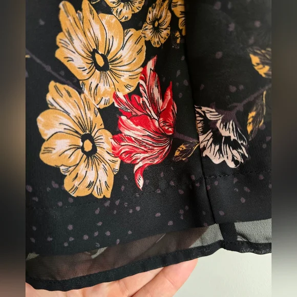 Maurices Flowy Black Floral Sleeveless Zip V-Neck Blouse - Plus Size 2X, EUC - Picture 4 of 7